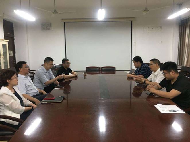 裝飾公司總工姜樹仁及設計所負責人與山東建筑大學藝術學院院長（左起）薛院長，副院長陳院長，藝術學院黨委書記倪院長，黨委副書記李院長。召開校企聯(lián)合交流會。