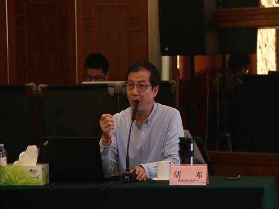 中國人民大學(xué)心理健康教育與咨詢中心主任、副教授胡鄧